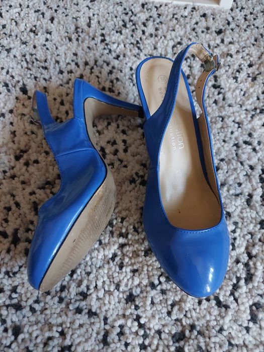 Sapatos de salto azul