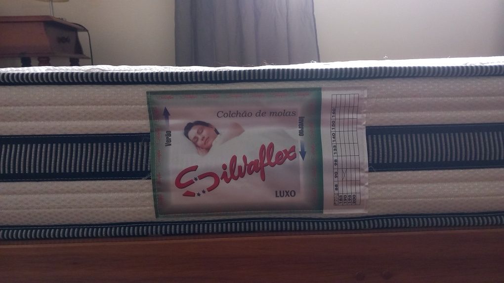 Cama Estrado de Madeira com Colchão