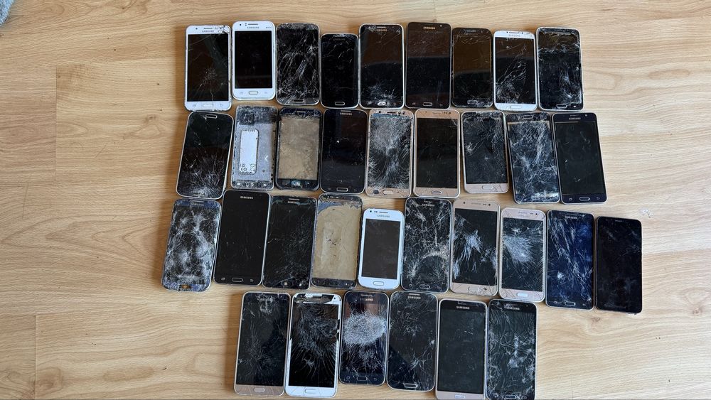Lote de 34 telemoveis samsung avariados para peças.