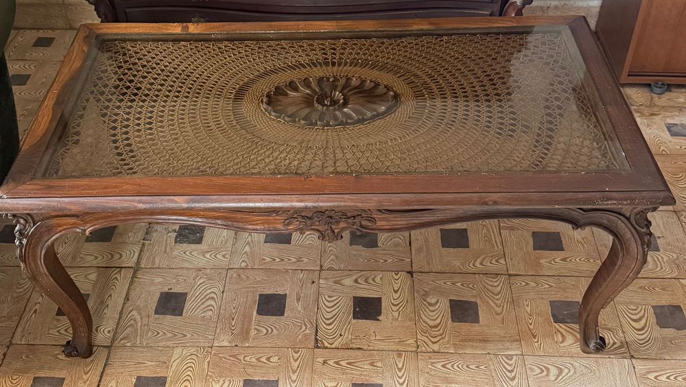 Mesa de centro antiga de madeira sólida e detalhes com palha