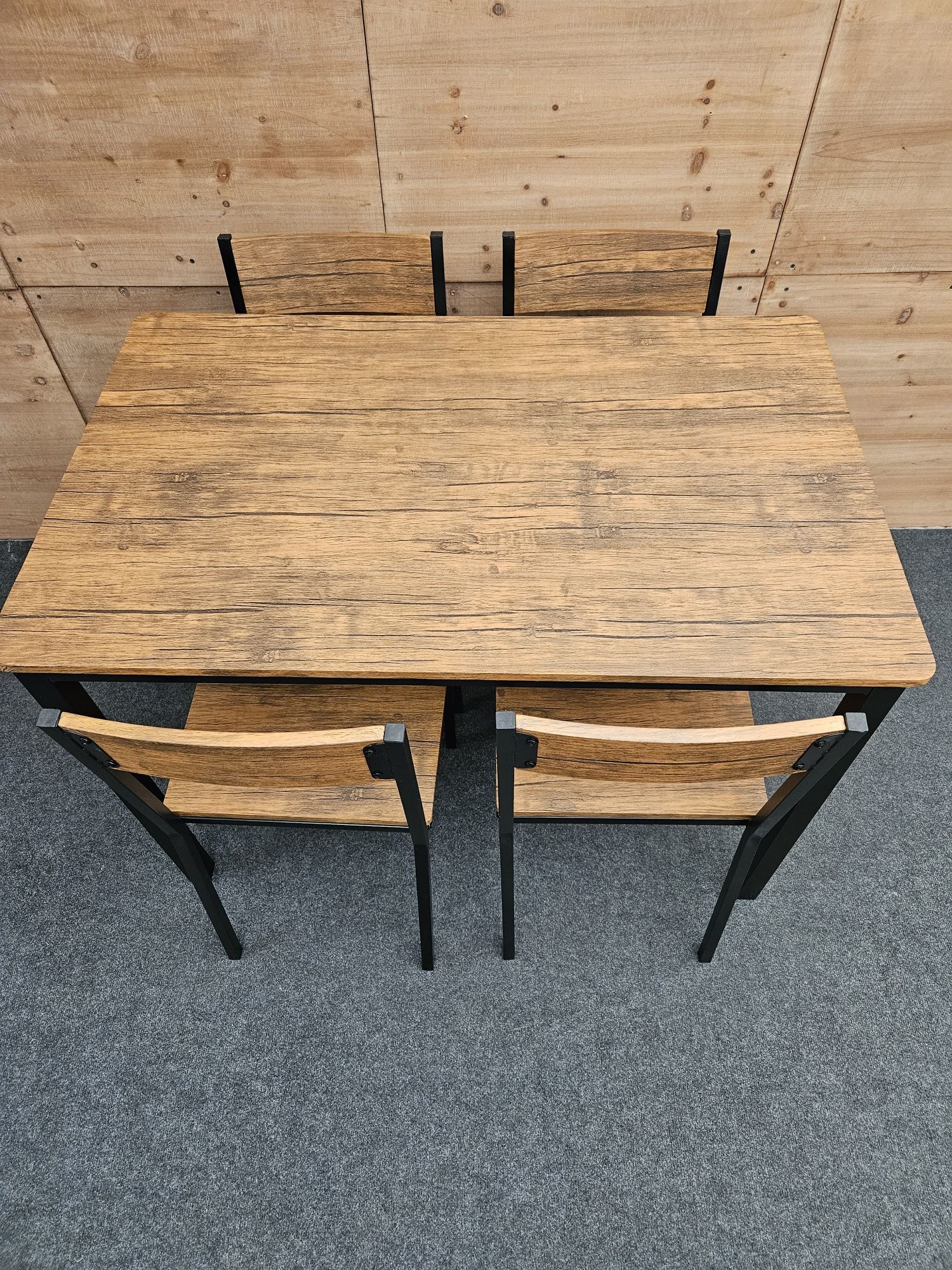 Stół cztery krzesła do jadalni