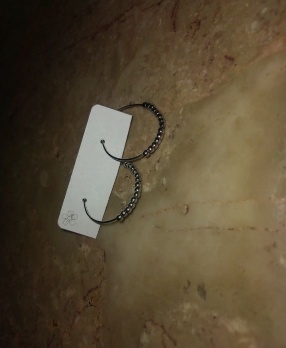 Peça de brincos prateados