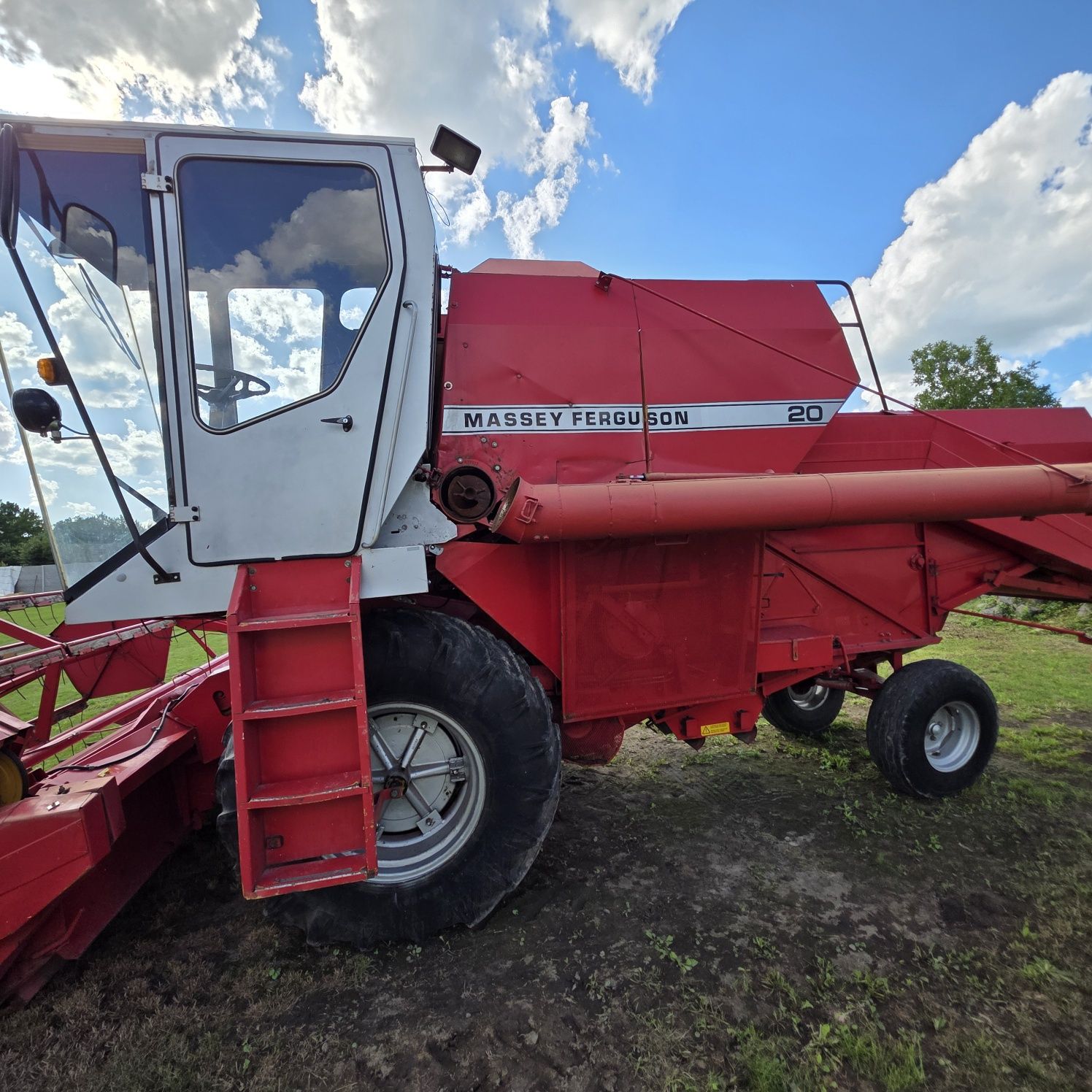Комбайн зерно збиральний Massey Ferguson 20 з Фінляндії