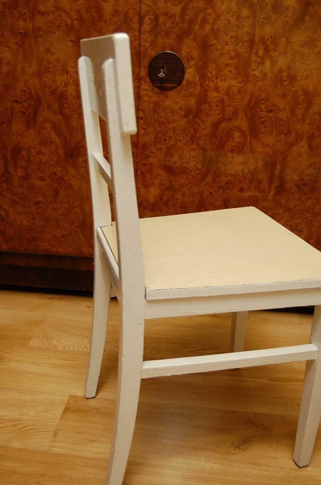 Stare drewniane krzesło kuchenne.