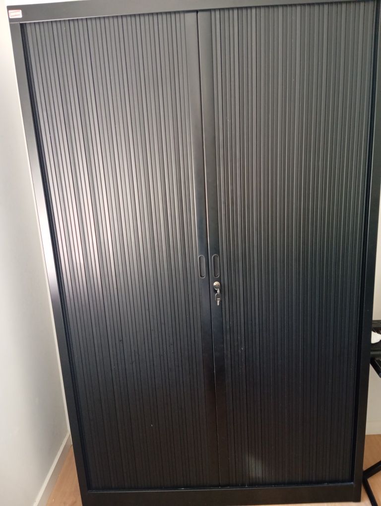 Armário com portas Staples