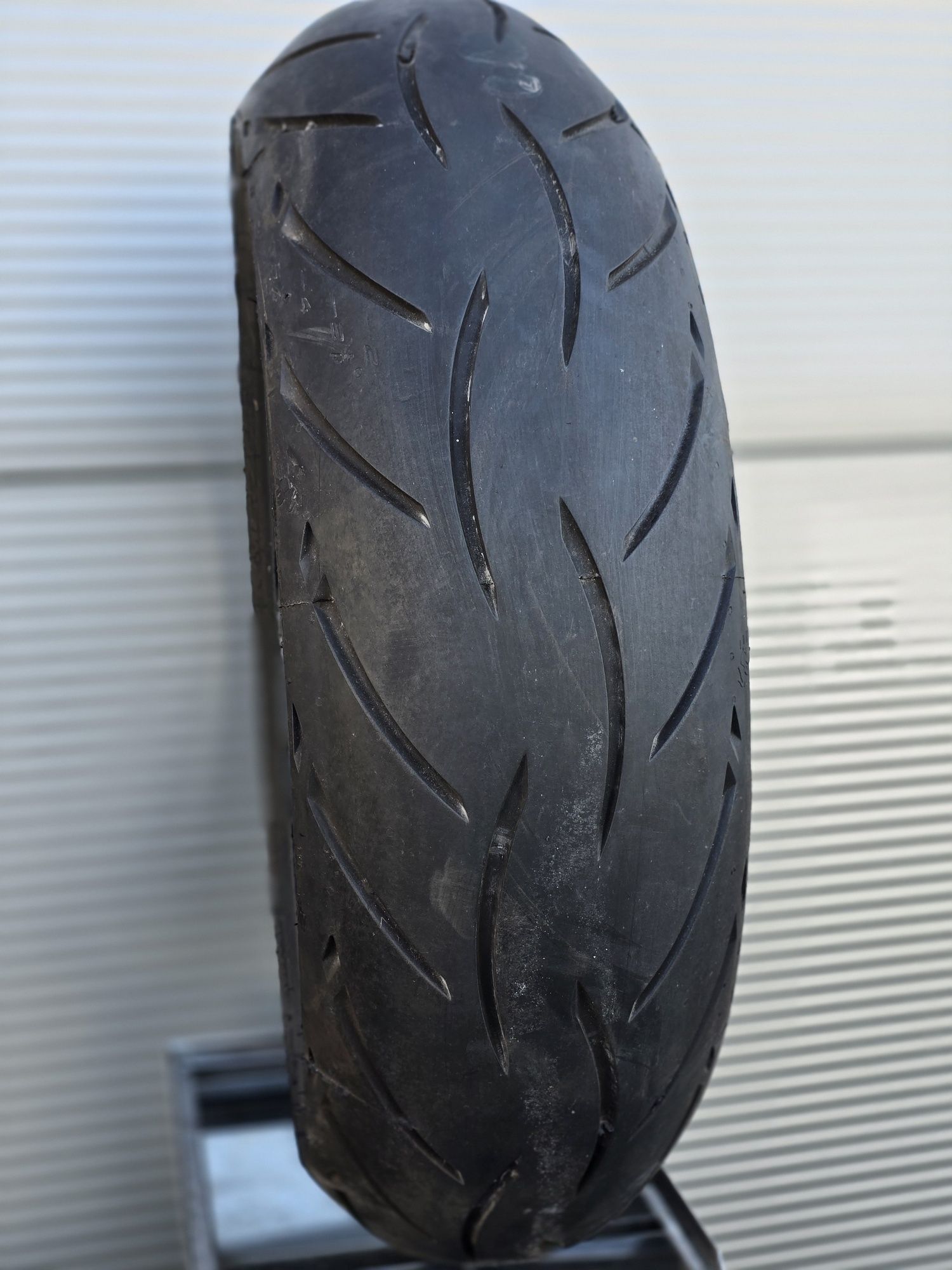 Opona Metzeler Sportec M5 180/55/17 bieżnik 5mm