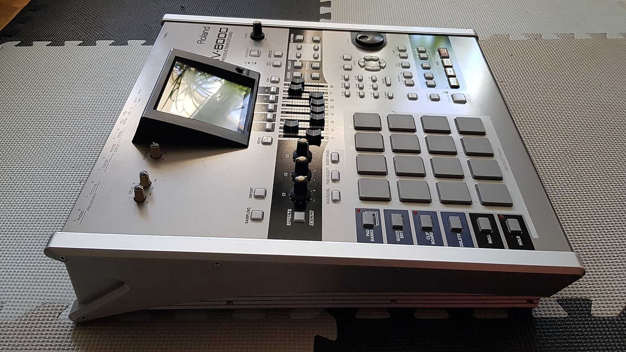 Roland MV-8000 sampler (jak Akai MPC)