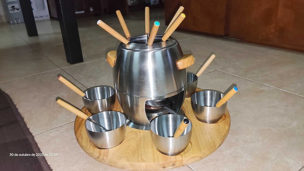 Fondue em inox com base giratoria