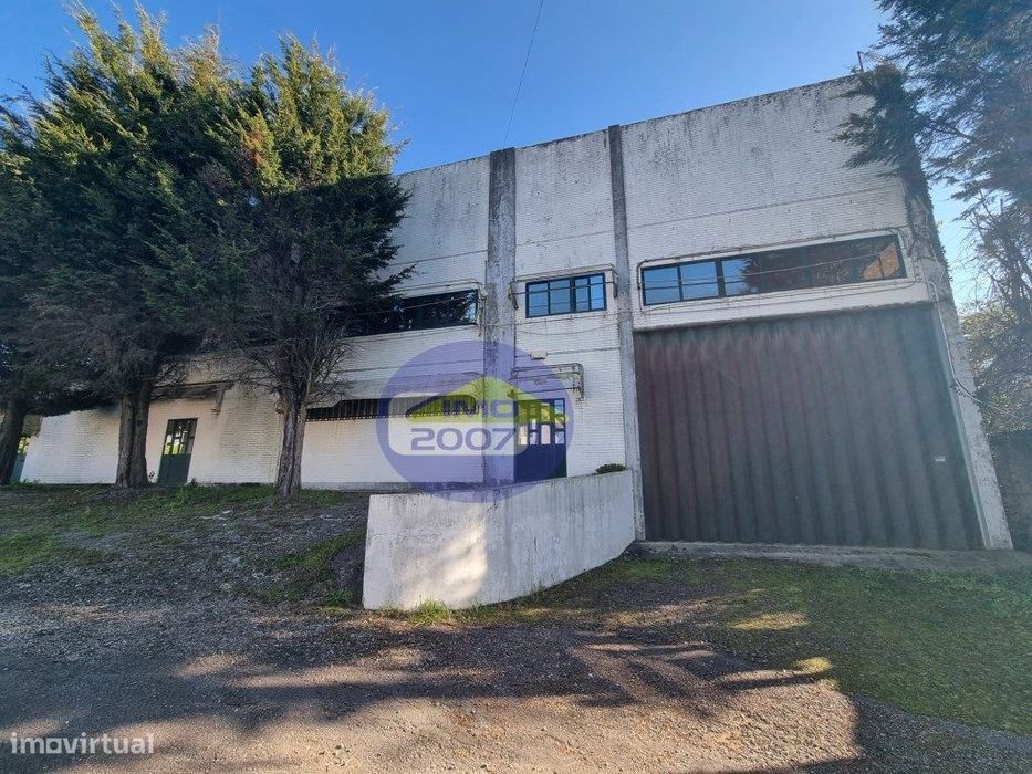 Armazém com 1174 M2 em Escapães