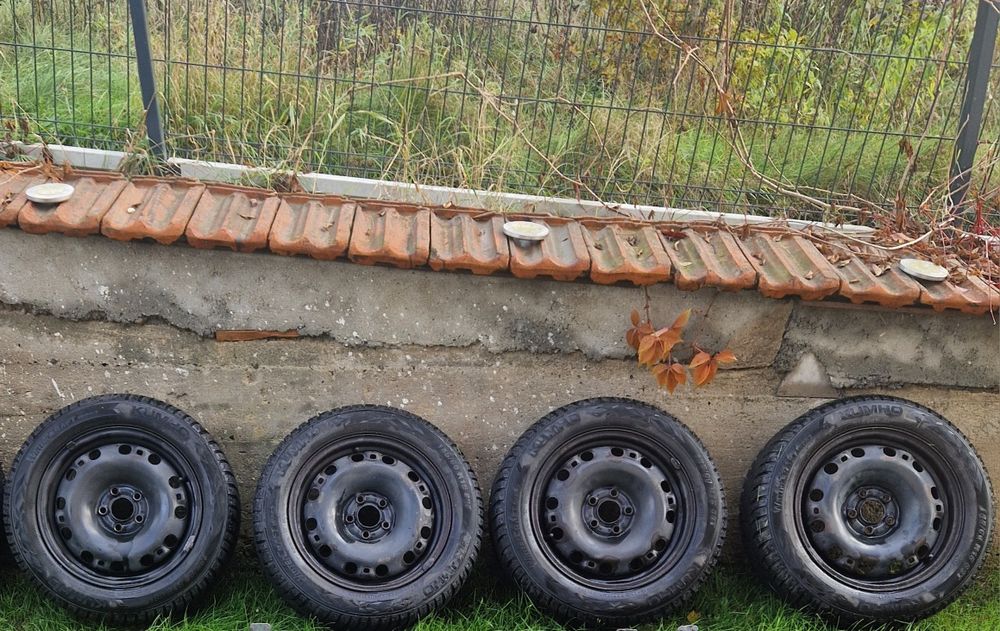 Komplet 4 felg stalowych z oponami zimowymi R15 2023r. Skoda VW