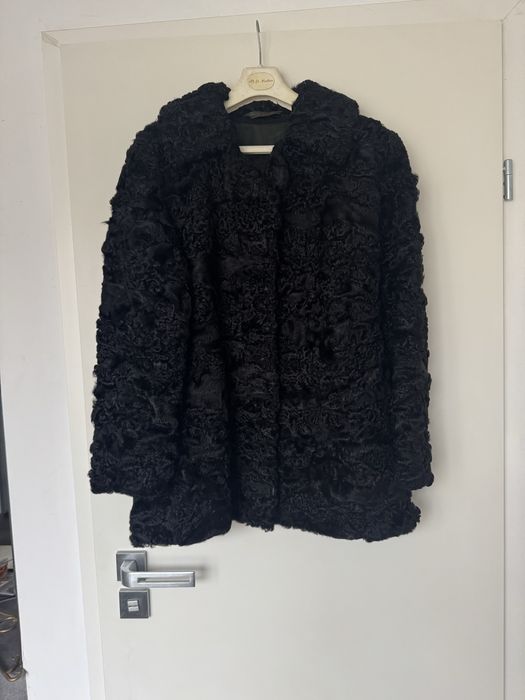 czarne futerko z karakull