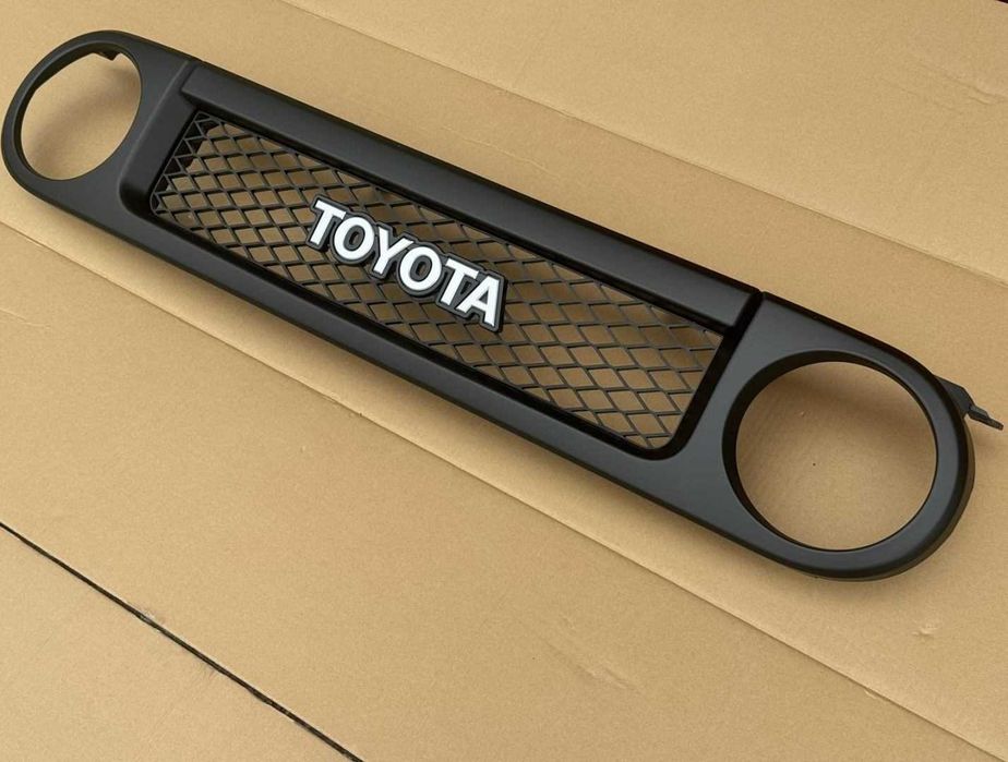 Решітка радіатора Toyota FJ Cruiser (05-20)