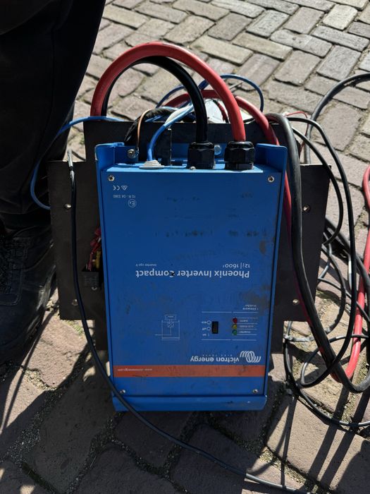 Інвертор viktron energy 12/1600v + акомулятор