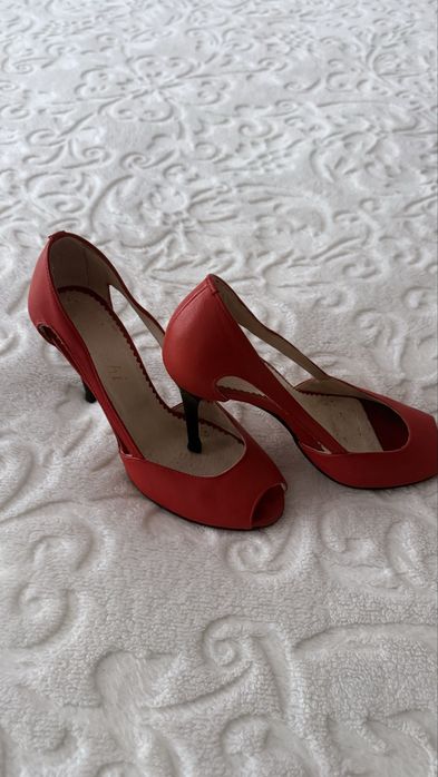 Босоніжки, червоного кольру, розмір 37