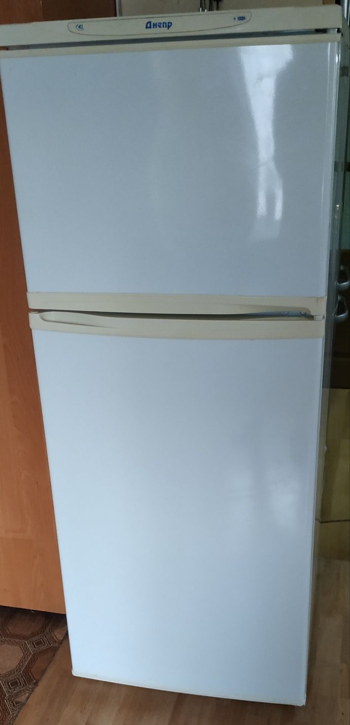 Холодильник Днепр двух камерный.