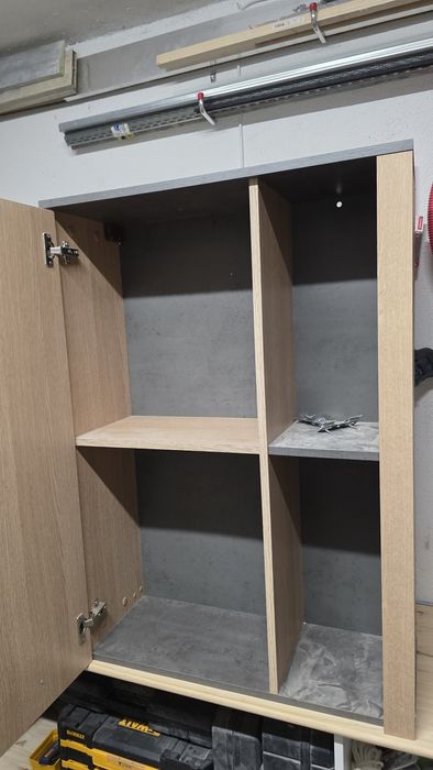 Móvel de parede em cor carvalho/preto