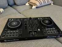 Controladora Pioneer DJ DDJ-400 - Perfeita para DJs