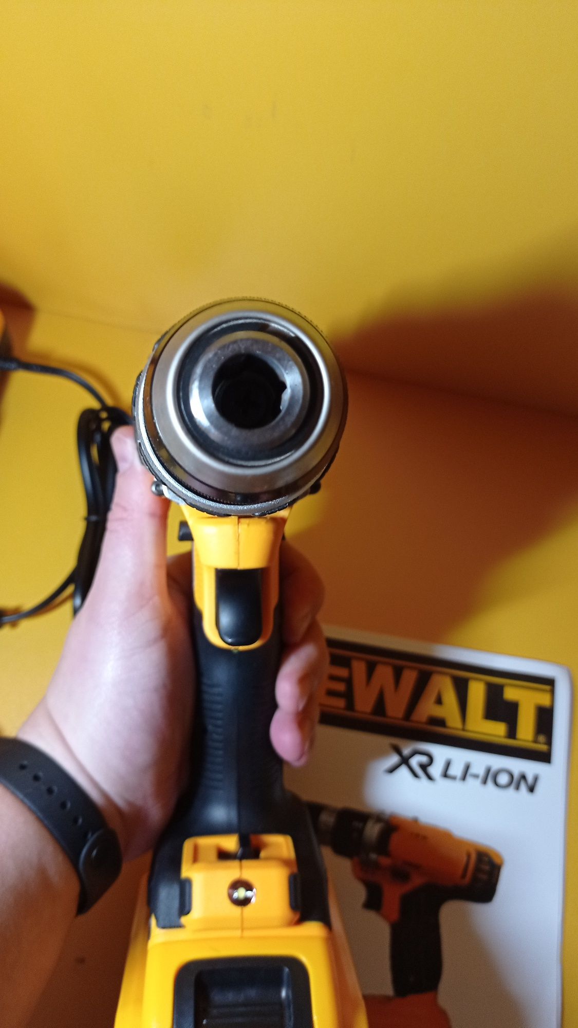 Безщітковий ударний шуруповерт DeWALT 32V 6Ah 13мм з залізним патроном