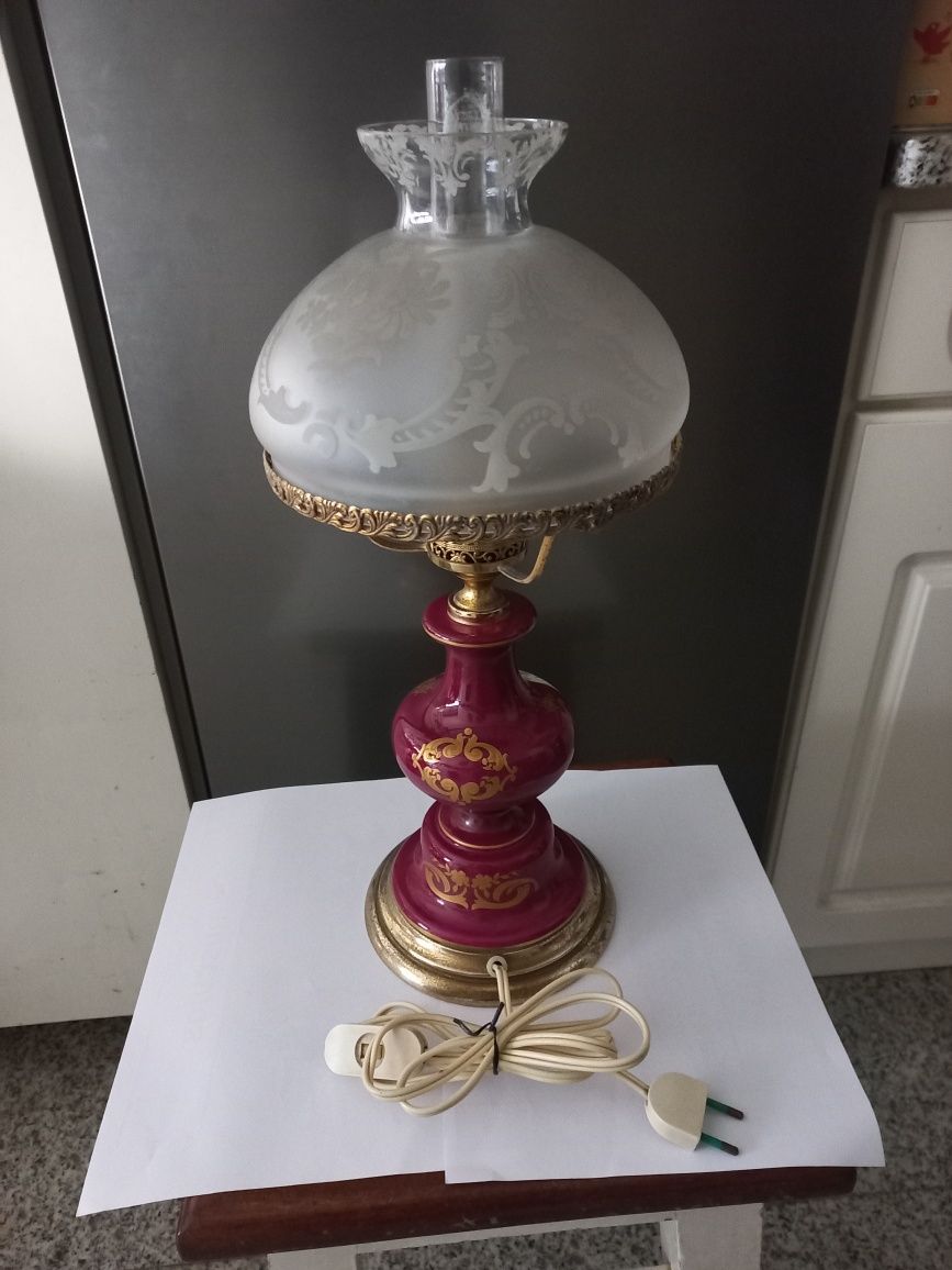 Candeeiro de mesa com globo e chaminé em vidro