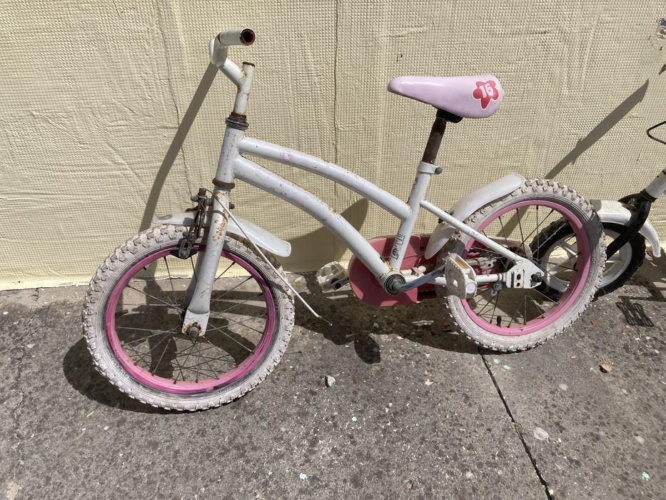 Bicicletas, carro e quadricicolo