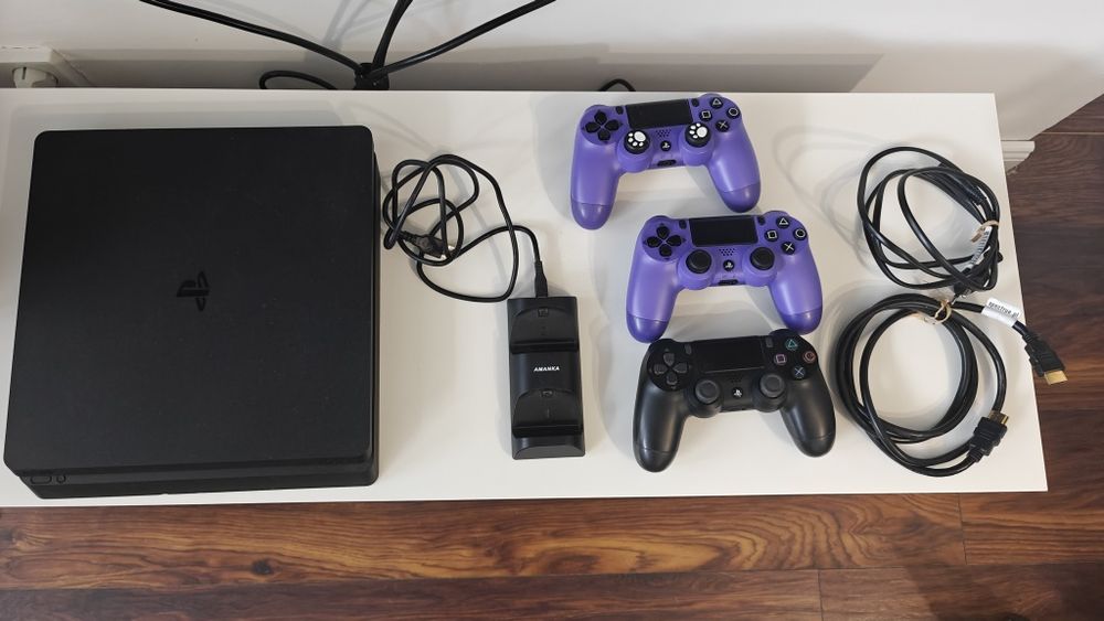 Zestaw konsola ps4, 3 pady, stacja ładująca
