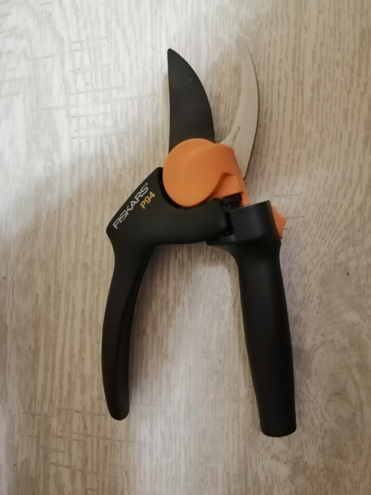 Продам сікатор FISKARS