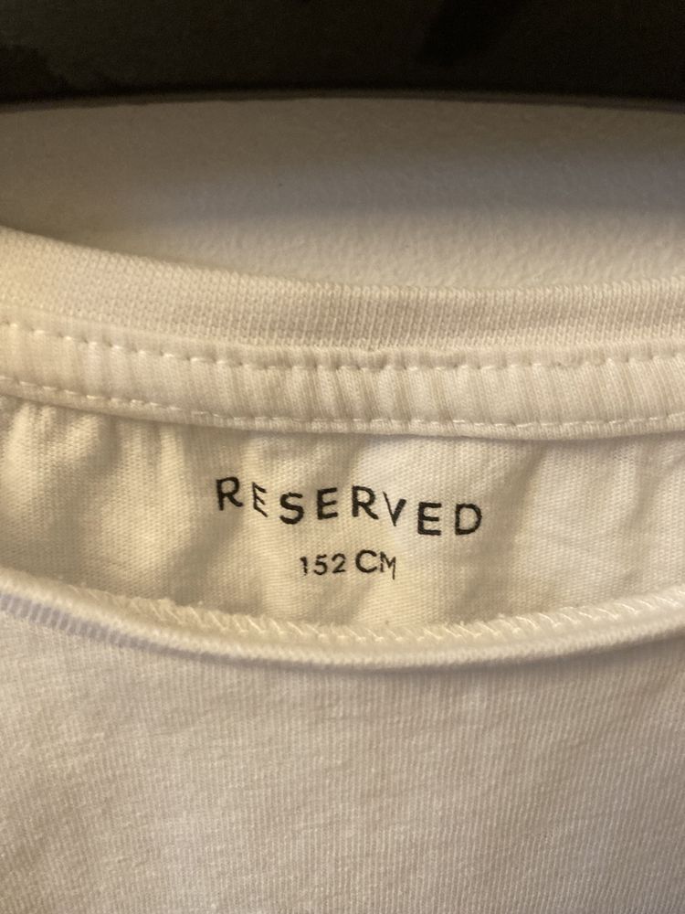 Biały podkoszulek Reserved.