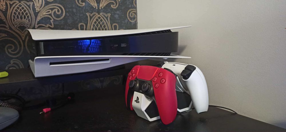 Sprzedam PS5, stacja do ładowania oraz dodatkowy pad