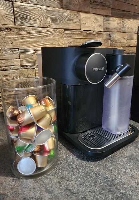 Капсульна кавоварка Кавомашина Nespresso Delonghi en650b lor crups