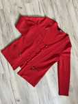 Czerwony elegancki sweter z guzikami ESCADA