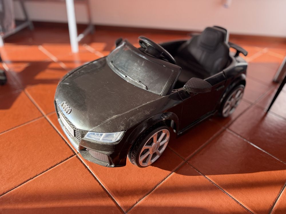 Carro brinquedo a bateria Audi TT RS