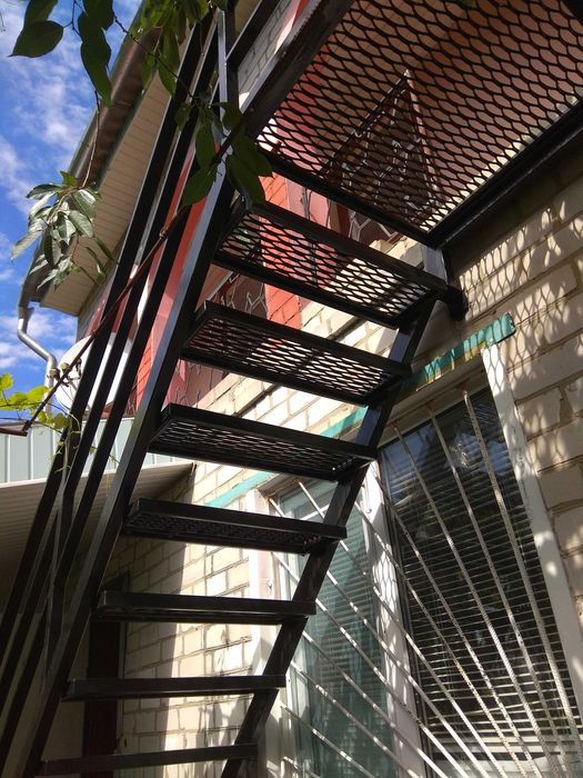 Виготовлення металевих сходів ворота альтанки двері