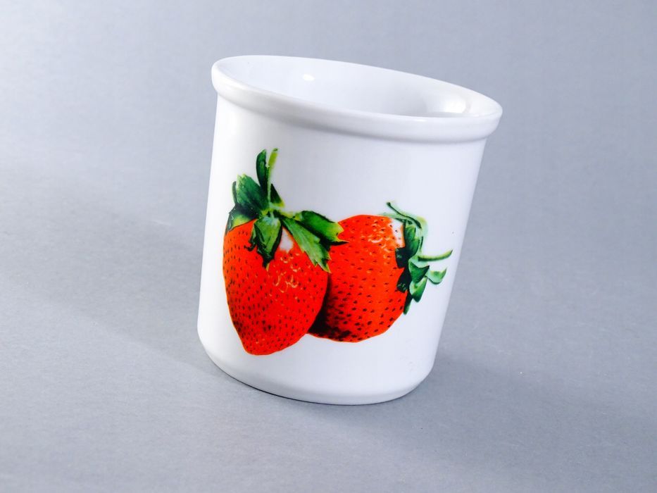 czechoslowacja pojemnik kubek owoce truskawki