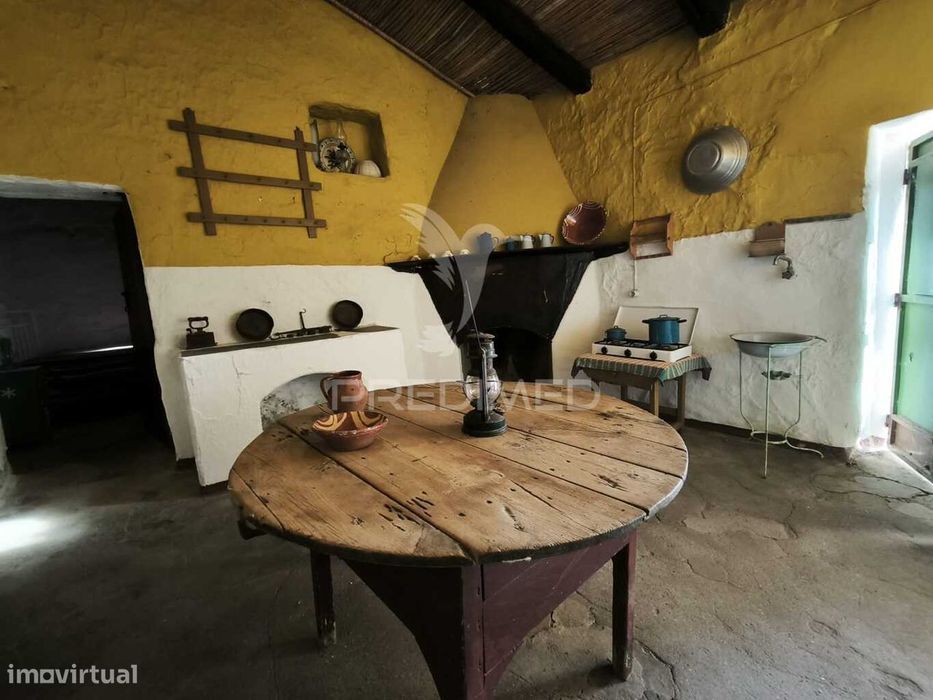 Casa tipicamente alentejana (para restaurar) com 2 quartos