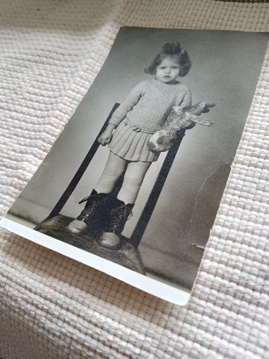 PRL stare zdjęcie dziecka dziewczynki czarnobiałe na krześle