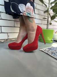 Червоні замшеві туфлі Maria Moro