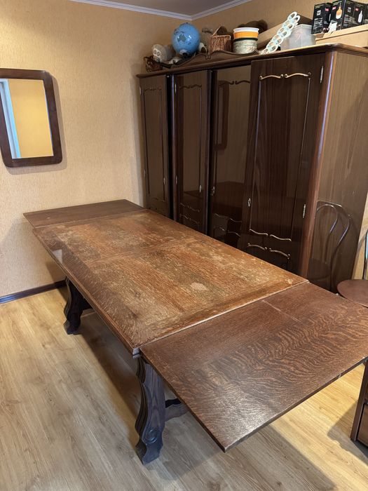 Масивний дерев’яний розкладний стіл з натурального дерева