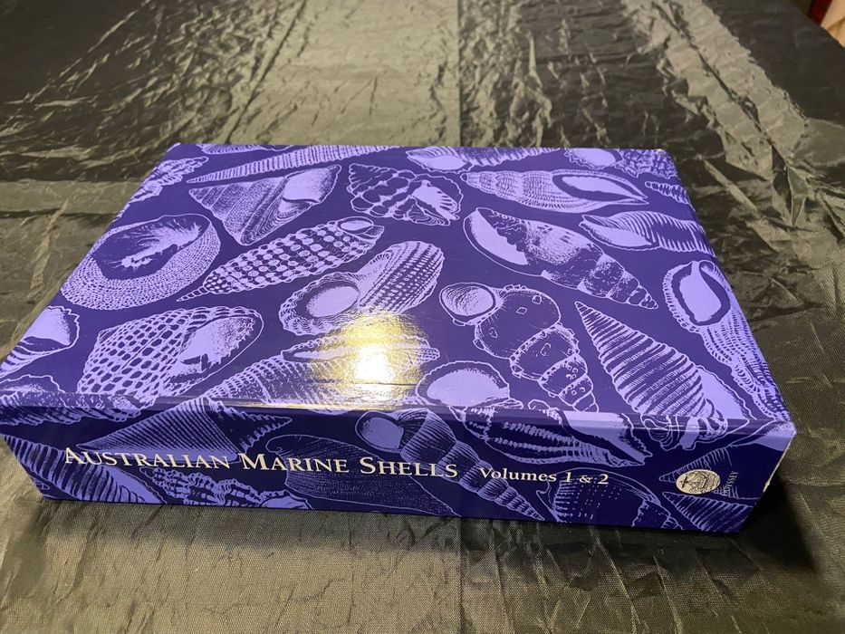 2 livros de coleção conchas