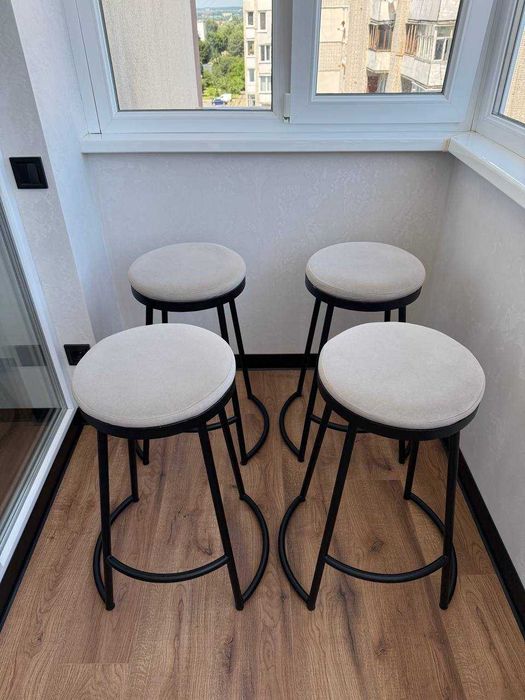 Барні стільці на металевому каркасі