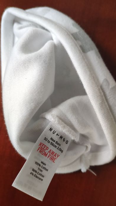 Czapeczka biała z misie od Nutmeg