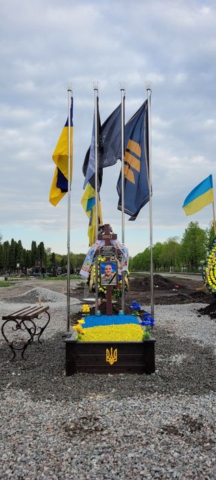 Надгробок. Флагшток. Лавка. Декоративне каміння