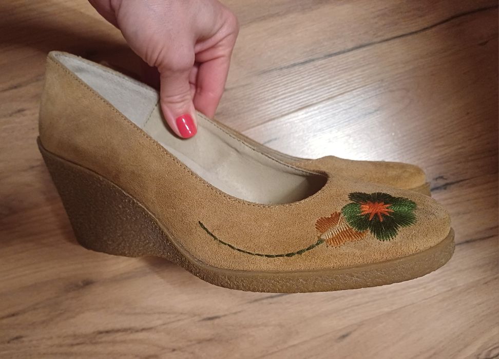 Sprzedam nowe obuwie na koturnie 24cm