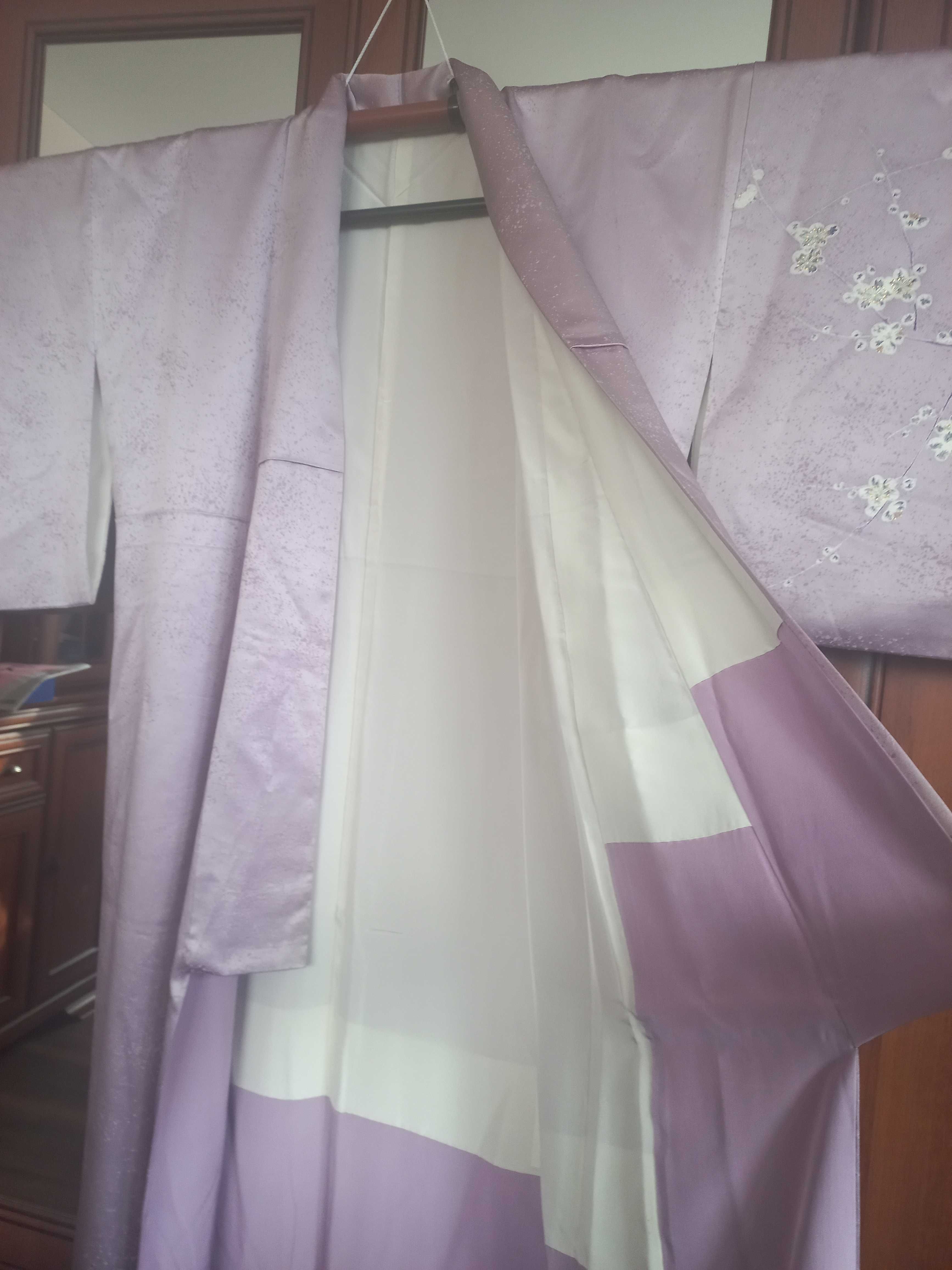 Fioletowe japońskie jedwabne kimono w kwiaty śliwy białe złote kwiaty
