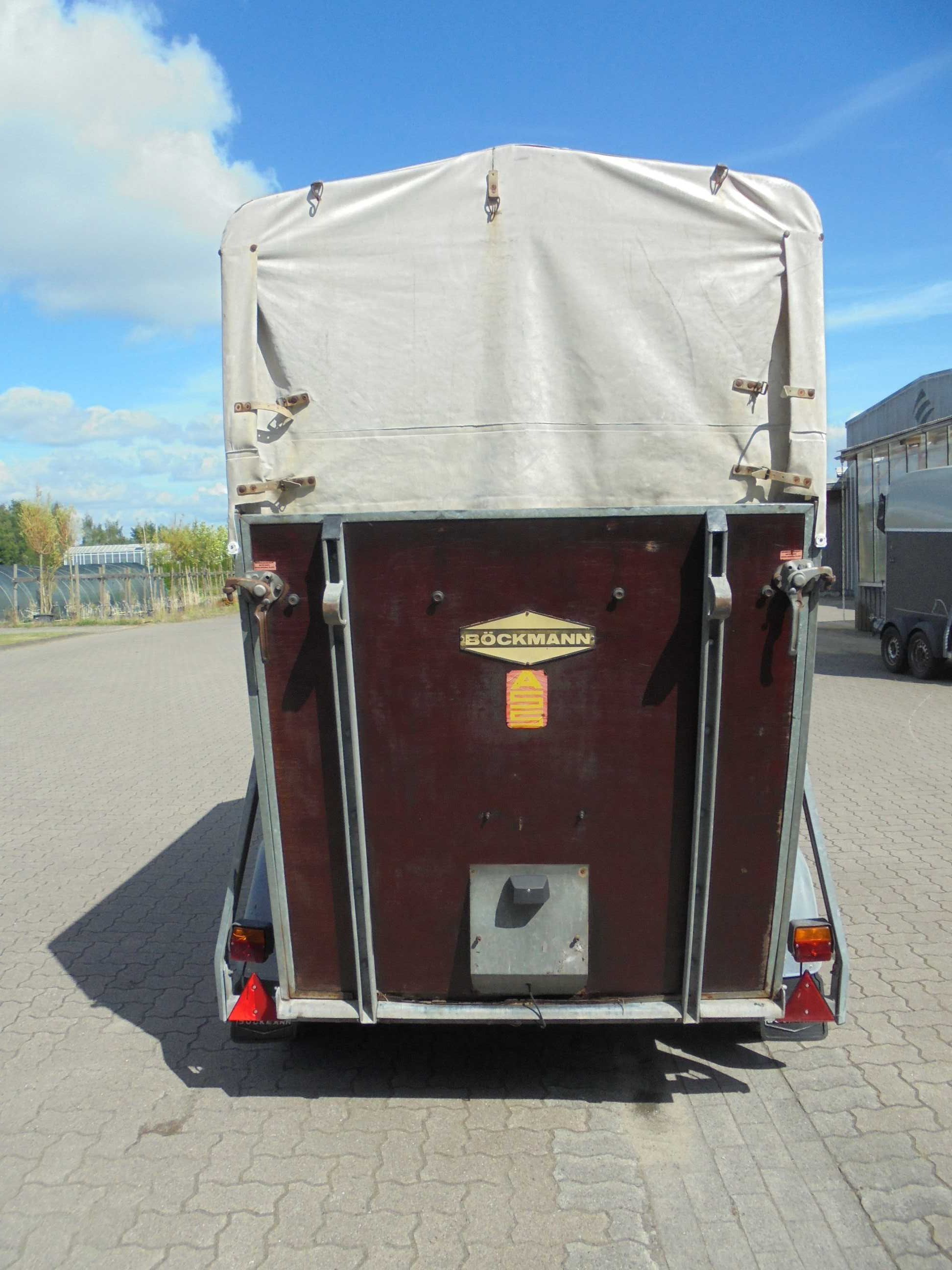 Witam sprzedam Bockannke 1/2 do koni Dmc 1300 kg na kat B