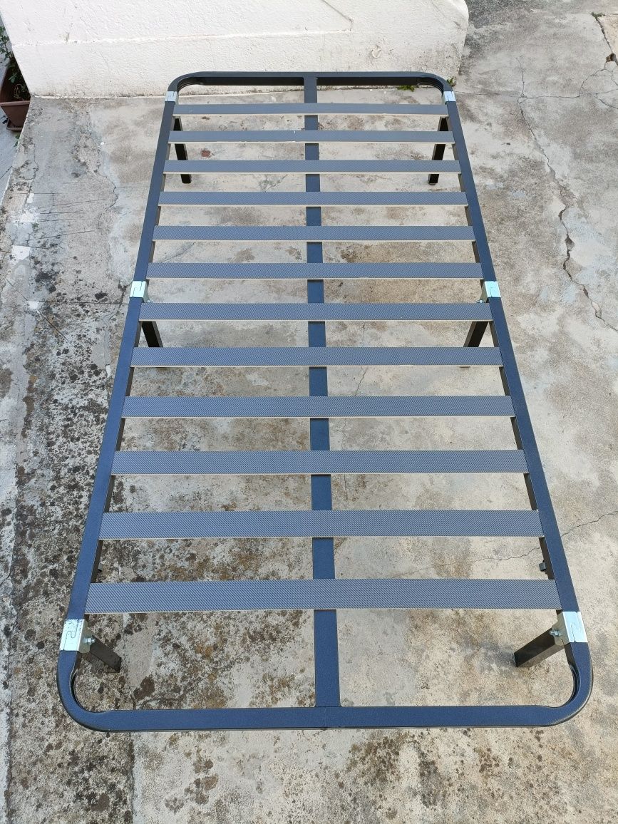 Estrado de cama com pés