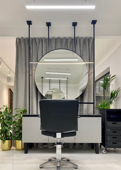 Перукарське крісло в vip залі  в центрі міста. Світло є!!