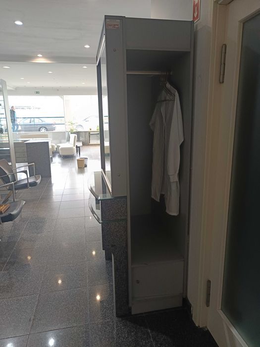 Vitrine / Expositor de Salão de Cabeleireiro – Usado