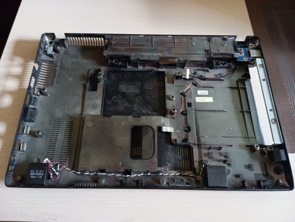 Корпус ноутбучный нижняя часть Samsung RV408