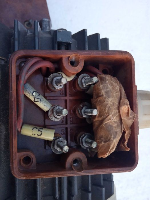 Электродвигатель новый( 1360 об/мин, 370ват) тип 4АА63В4У3.