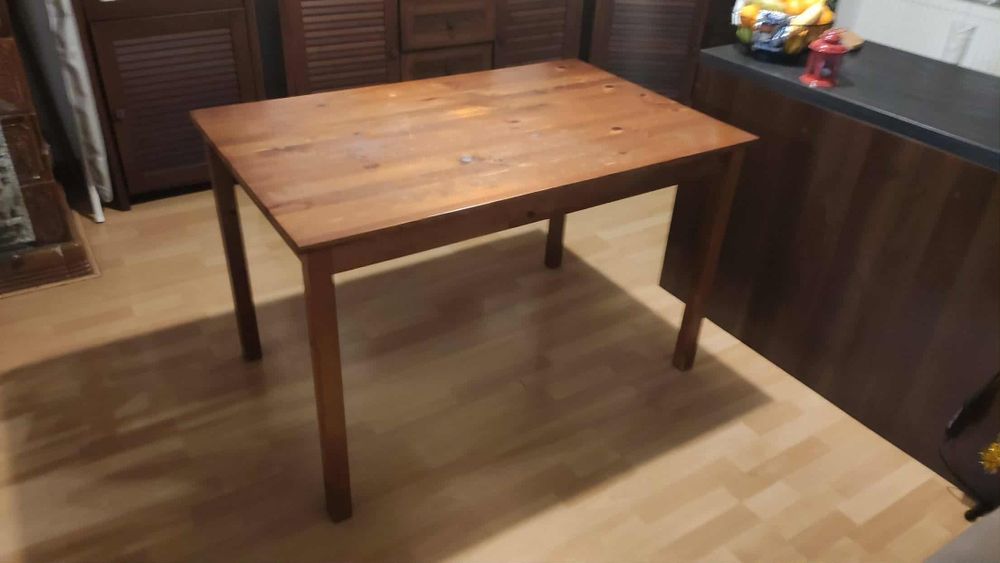 Stół drewniany lakierowany